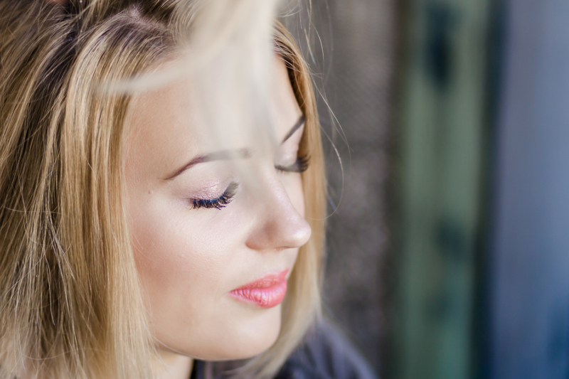 wedding getting ready bride by sarahandsamuelphotography